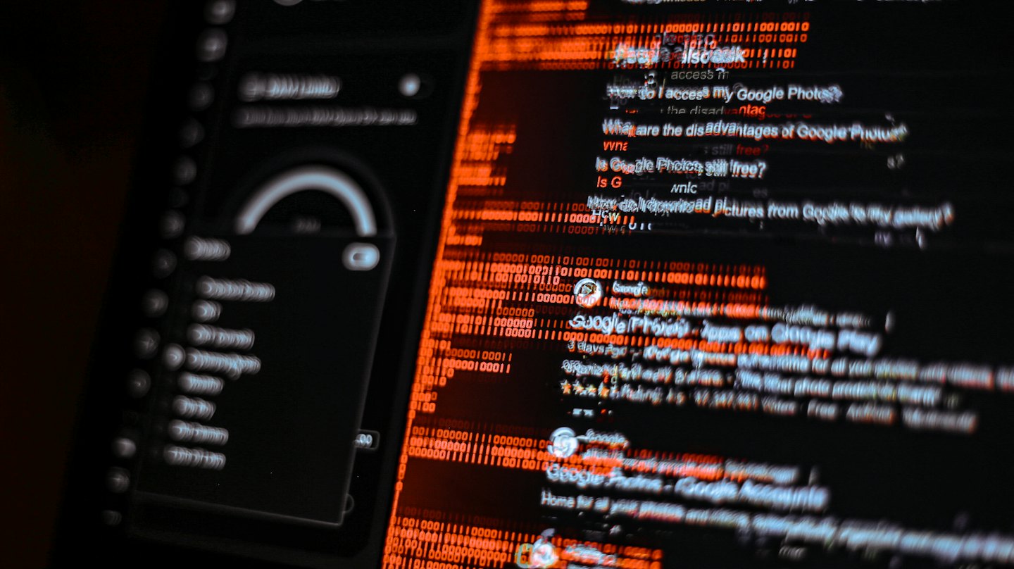 Digitaler Bildschirm zeigt fragmentierte Daten und orangefarbenen Binärcode.