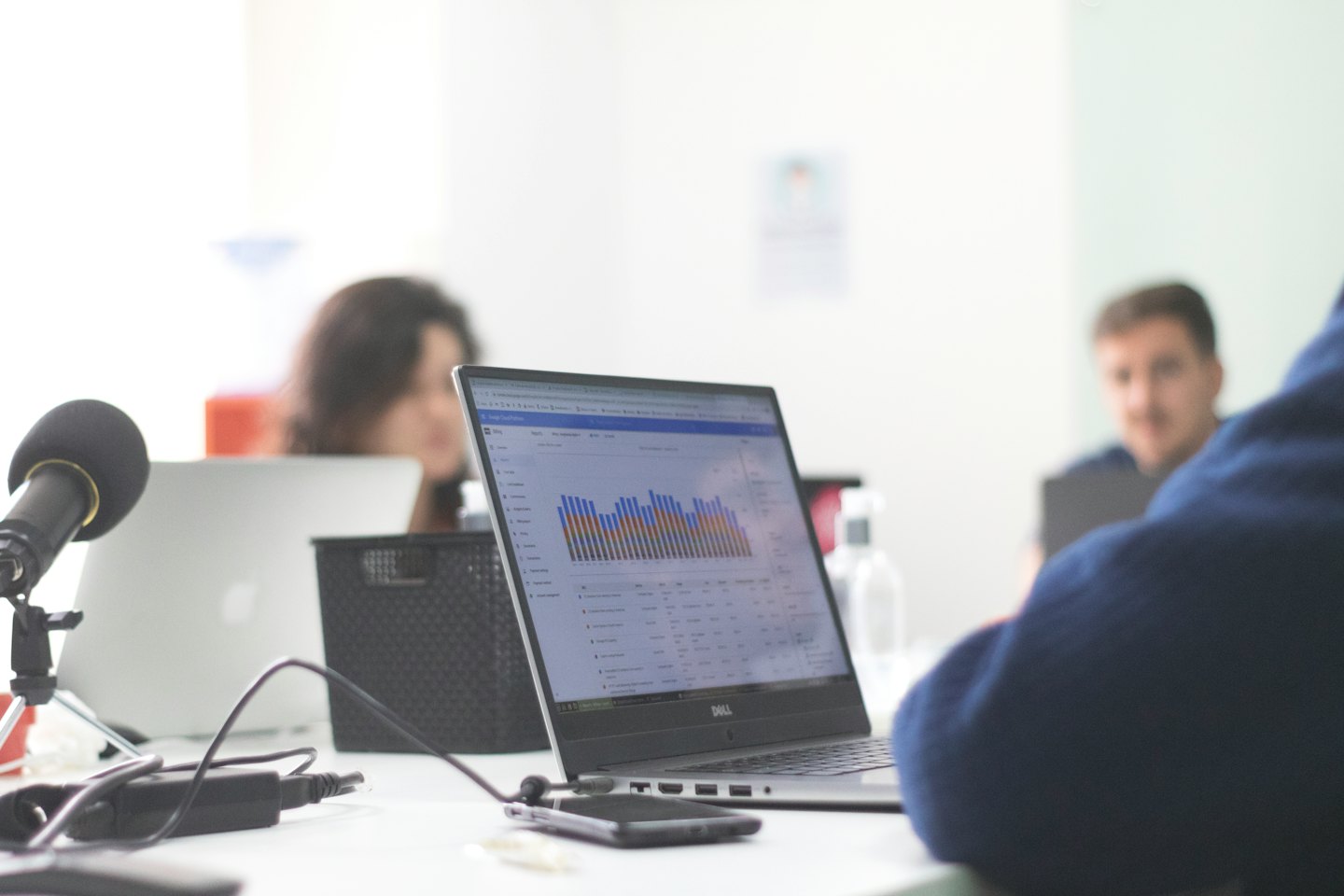 Geschäftsmann arbeitet am Laptop mit Diagrammen am Schreibtisch.