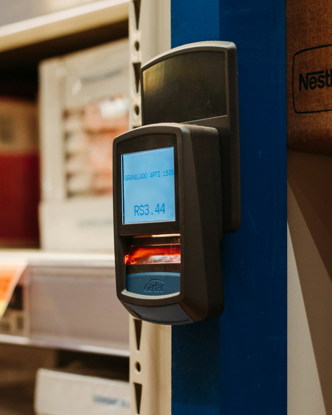 Barcode-Scanner zeigt Produktdetails und Preis im Geschäft an.